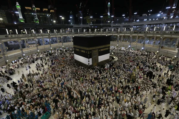 Umra ya da Hac zamanlarında Mekke 'deki Kutsal Kabe' nin etrafında Tawaf yapan bir grup insan Mescid-i Haram 'ın tepesinden bakıyor. Geceleri uzun pozlama
