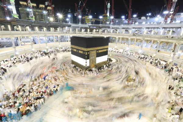Umra ya da Hac zamanlarında Mekke 'deki Kutsal Kabe' nin etrafında Tawaf yapan bir grup insan Mescid-i Haram 'ın tepesinden bakıyor. Geceleri uzun pozlama