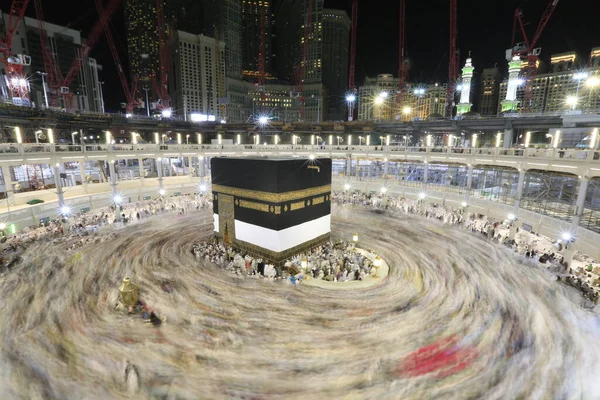 Umra ya da Hac zamanlarında Mekke 'deki Kutsal Kabe' nin etrafında Tawaf yapan bir grup insan Mescid-i Haram 'ın tepesinden bakıyor. Geceleri uzun pozlama