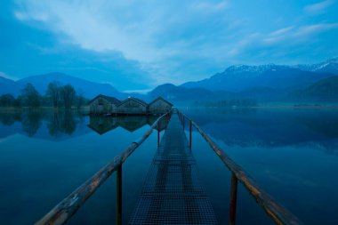 Almanya 'da gün batımında Bavyera Alplerinde sonbahar renklerinde güzel Kochelsee (Kochel Gölü)