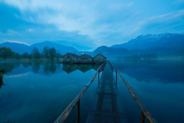 Almanya 'da gün batımında Bavyera Alplerinde sonbahar renklerinde güzel Kochelsee (Kochel Gölü)