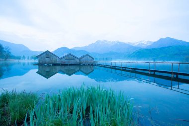 Almanya 'da gün batımında Bavyera Alplerinde sonbahar renklerinde güzel Kochelsee (Kochel Gölü)