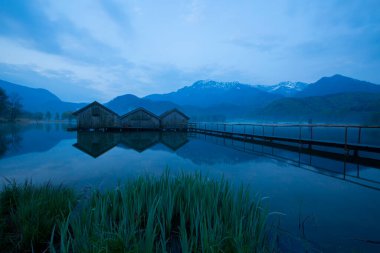 Almanya 'da gün batımında Bavyera Alplerinde sonbahar renklerinde güzel Kochelsee (Kochel Gölü)