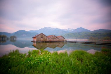 Almanya 'da gün batımında Bavyera Alplerinde sonbahar renklerinde güzel Kochelsee (Kochel Gölü)