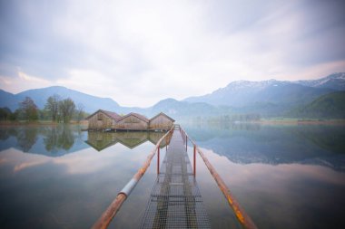 Almanya 'da gün batımında Bavyera Alplerinde sonbahar renklerinde güzel Kochelsee (Kochel Gölü)