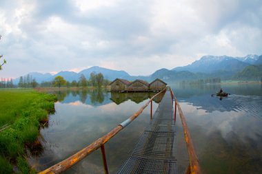 Almanya 'da gün batımında Bavyera Alplerinde sonbahar renklerinde güzel Kochelsee (Kochel Gölü)