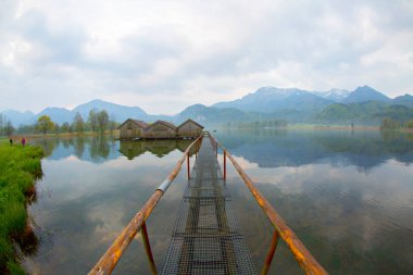 Almanya 'da gün batımında Bavyera Alplerinde sonbahar renklerinde güzel Kochelsee (Kochel Gölü)