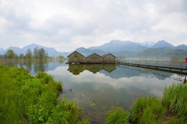 Almanya 'da gün batımında Bavyera Alplerinde sonbahar renklerinde güzel Kochelsee (Kochel Gölü)