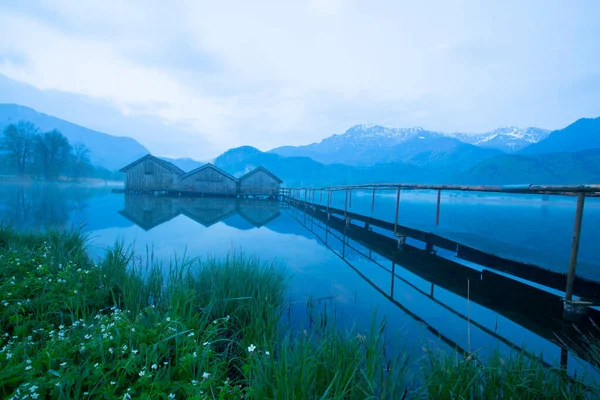 Almanya 'da gün batımında Bavyera Alplerinde sonbahar renklerinde güzel Kochelsee (Kochel Gölü)