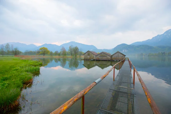 Almanya 'da gün batımında Bavyera Alplerinde sonbahar renklerinde güzel Kochelsee (Kochel Gölü)