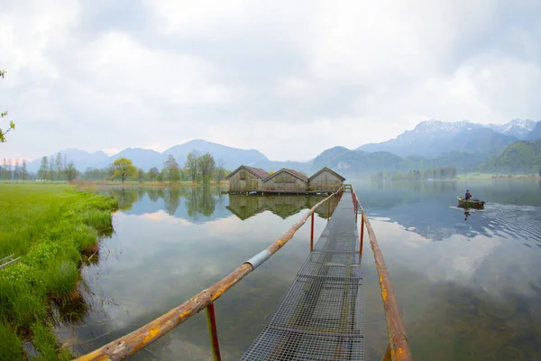 Almanya 'da gün batımında Bavyera Alplerinde sonbahar renklerinde güzel Kochelsee (Kochel Gölü)