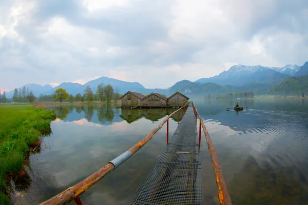 Almanya 'da gün batımında Bavyera Alplerinde sonbahar renklerinde güzel Kochelsee (Kochel Gölü)