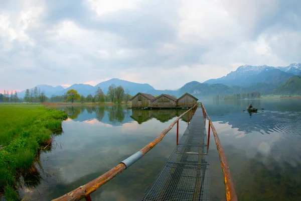 Almanya 'da gün batımında Bavyera Alplerinde sonbahar renklerinde güzel Kochelsee (Kochel Gölü)