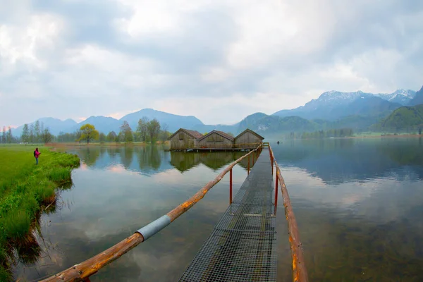 Almanya 'da gün batımında Bavyera Alplerinde sonbahar renklerinde güzel Kochelsee (Kochel Gölü)