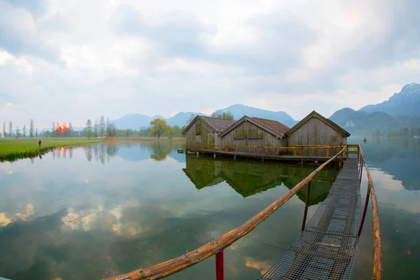 Almanya 'da gün batımında Bavyera Alplerinde sonbahar renklerinde güzel Kochelsee (Kochel Gölü)