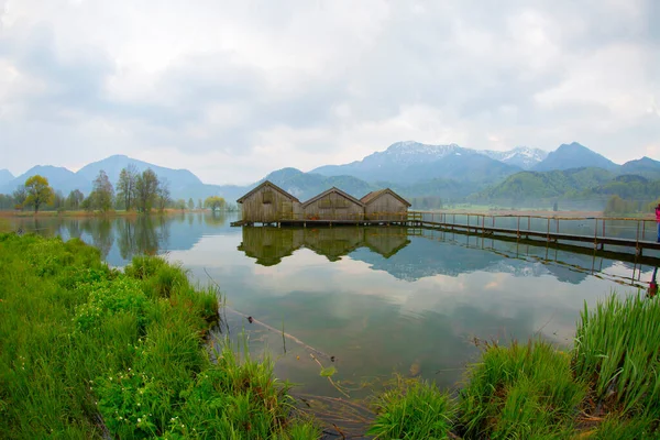 Almanya 'da gün batımında Bavyera Alplerinde sonbahar renklerinde güzel Kochelsee (Kochel Gölü)