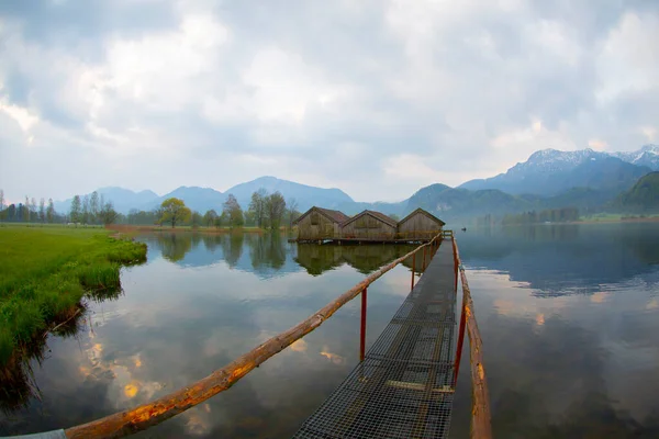 Almanya 'da gün batımında Bavyera Alplerinde sonbahar renklerinde güzel Kochelsee (Kochel Gölü)