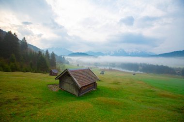 Geroldsee Gölü 'nde (Wagenbrchsee) gün batımında Alpspitz ve Zugspitz dağlarına bakan arka planda Garmisch-Partenkirchen, Almanya' da Bavyera