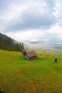 Geroldsee Gölü 'nde (Wagenbrchsee) gün batımında Alpspitz ve Zugspitz dağlarına bakan arka planda Garmisch-Partenkirchen, Almanya' da Bavyera
