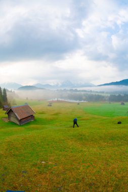 Geroldsee Gölü 'nde (Wagenbrchsee) gün batımında Alpspitz ve Zugspitz dağlarına bakan arka planda Garmisch-Partenkirchen, Almanya' da Bavyera