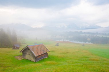 Geroldsee Gölü 'nde (Wagenbrchsee) gün batımında Alpspitz ve Zugspitz dağlarına bakan arka planda Garmisch-Partenkirchen, Almanya' da Bavyera
