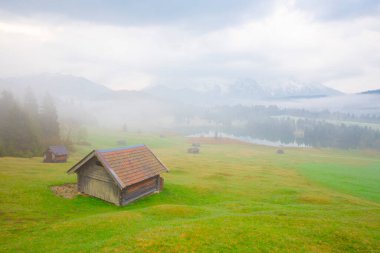 Geroldsee Gölü 'nde (Wagenbrchsee) gün batımında Alpspitz ve Zugspitz dağlarına bakan arka planda Garmisch-Partenkirchen, Almanya' da Bavyera