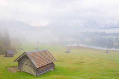 Geroldsee Gölü 'nde (Wagenbrchsee) gün batımında Alpspitz ve Zugspitz dağlarına bakan arka planda Garmisch-Partenkirchen, Almanya' da Bavyera