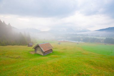 Geroldsee Gölü 'nde (Wagenbrchsee) gün batımında Alpspitz ve Zugspitz dağlarına bakan arka planda Garmisch-Partenkirchen, Almanya' da Bavyera