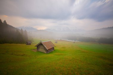 Geroldsee Gölü 'nde (Wagenbrchsee) gün batımında Alpspitz ve Zugspitz dağlarına bakan arka planda Garmisch-Partenkirchen, Almanya' da Bavyera