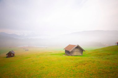 Geroldsee Gölü 'nde (Wagenbrchsee) gün batımında Alpspitz ve Zugspitz dağlarına bakan arka planda Garmisch-Partenkirchen, Almanya' da Bavyera