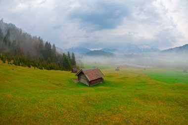 Geroldsee Gölü 'nde (Wagenbrchsee) gün batımında Alpspitz ve Zugspitz dağlarına bakan arka planda Garmisch-Partenkirchen, Almanya' da Bavyera
