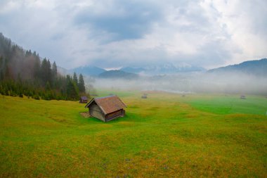 Geroldsee Gölü 'nde (Wagenbrchsee) gün batımında Alpspitz ve Zugspitz dağlarına bakan arka planda Garmisch-Partenkirchen, Almanya' da Bavyera