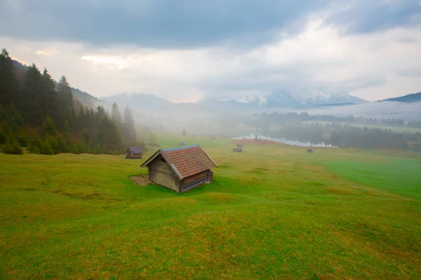 Csodálatos Hegyi Geroldsee Wagenbrchsee Háttérben Kilátással Alpspitz Zugspitz Hegyek Naplementekor — Stock Fotó