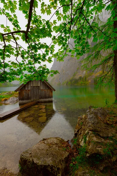 夏の青い空と雲と美しい晴れた日に風光明媚なオベルゼー湖で伝統的な古い木造ボートハウスの牧歌的な景色 国立公園ベルヒテスガデナーランド バイエルン州 ドイツ — ストック写真