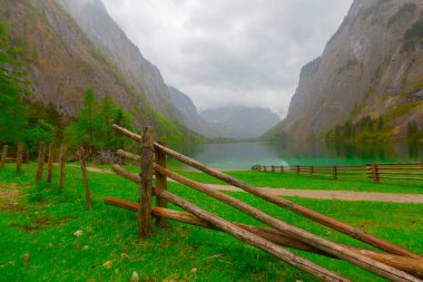 Yaz aylarında mavi gökyüzü ve bulutlar ile güzel bir güneşli bir günde doğal Obersee Gölü'nde geleneksel eski ahşap tekne evi Pastoral görünümü, Millipark Berchtesgadener Land, Bavyera, Almanya