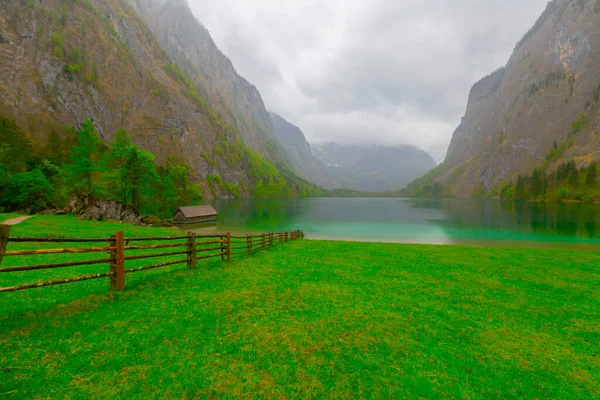 Yaz aylarında mavi gökyüzü ve bulutlar ile güzel bir güneşli bir günde doğal Obersee Gölü'nde geleneksel eski ahşap tekne evi Pastoral görünümü, Millipark Berchtesgadener Land, Bavyera, Almanya
