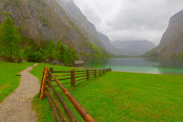 Yaz aylarında mavi gökyüzü ve bulutlar ile güzel bir güneşli bir günde doğal Obersee Gölü'nde geleneksel eski ahşap tekne evi Pastoral görünümü, Millipark Berchtesgadener Land, Bavyera, Almanya