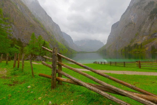 Yaz aylarında mavi gökyüzü ve bulutlar ile güzel bir güneşli bir günde doğal Obersee Gölü'nde geleneksel eski ahşap tekne evi Pastoral görünümü, Millipark Berchtesgadener Land, Bavyera, Almanya