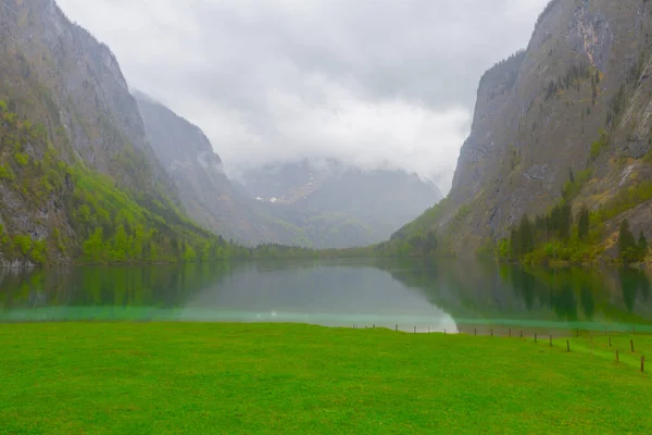Yaz aylarında mavi gökyüzü ve bulutlar ile güzel bir güneşli bir günde doğal Obersee Gölü'nde geleneksel eski ahşap tekne evi Pastoral görünümü, Millipark Berchtesgadener Land, Bavyera, Almanya