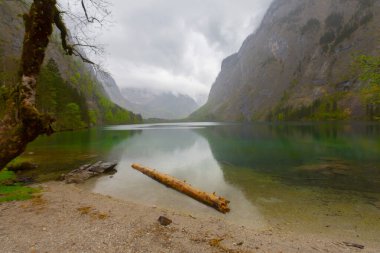 Yaz aylarında mavi gökyüzü ve bulutlar ile güzel bir güneşli bir günde doğal Obersee Gölü'nde geleneksel eski ahşap tekne evi Pastoral görünümü, Millipark Berchtesgadener Land, Bavyera, Almanya