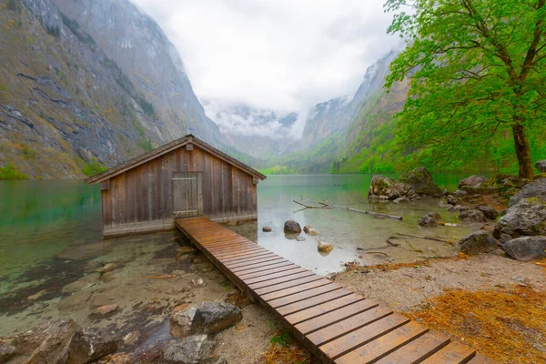 Idylliczny Widok Tradycyjnego Starego Drewnianego Domu Łodzi Malowniczym Jeziorze Obersee — Zdjęcie stockowe