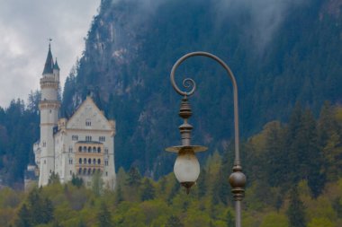 Dünyaca ünlü Neuschwanstein Kalesi 'nin güzel manzarası, 19. yüzyıl Romanesk Diriliş Sarayı Kral II. Ludwig için Almanya' nın güneybatı Bavyera, Fussen yakınlarındaki engebeli bir uçuruma inşa edildi..