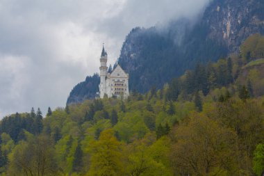 Dünyaca ünlü Neuschwanstein Kalesi 'nin güzel manzarası, 19. yüzyıl Romanesk Diriliş Sarayı Kral II. Ludwig için Almanya' nın güneybatı Bavyera, Fussen yakınlarındaki engebeli bir uçuruma inşa edildi..