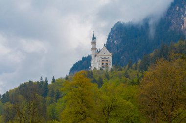 Dünyaca ünlü Neuschwanstein Kalesi 'nin güzel manzarası, 19. yüzyıl Romanesk Diriliş Sarayı Kral II. Ludwig için Almanya' nın güneybatı Bavyera, Fussen yakınlarındaki engebeli bir uçuruma inşa edildi..