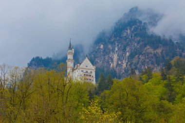 Dünyaca ünlü Neuschwanstein Kalesi 'nin güzel manzarası, 19. yüzyıl Romanesk Diriliş Sarayı Kral II. Ludwig için Almanya' nın güneybatı Bavyera, Fussen yakınlarındaki engebeli bir uçuruma inşa edildi..