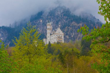 Dünyaca ünlü Neuschwanstein Kalesi 'nin güzel manzarası, 19. yüzyıl Romanesk Diriliş Sarayı Kral II. Ludwig için Almanya' nın güneybatı Bavyera, Fussen yakınlarındaki engebeli bir uçuruma inşa edildi..