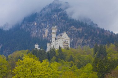 Dünyaca ünlü Neuschwanstein Kalesi 'nin güzel manzarası, 19. yüzyıl Romanesk Diriliş Sarayı Kral II. Ludwig için Almanya' nın güneybatı Bavyera, Fussen yakınlarındaki engebeli bir uçuruma inşa edildi..