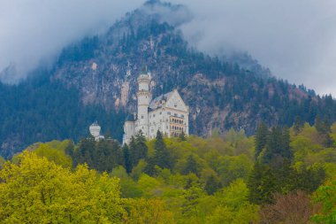 Dünyaca ünlü Neuschwanstein Kalesi 'nin güzel manzarası, 19. yüzyıl Romanesk Diriliş Sarayı Kral II. Ludwig için Almanya' nın güneybatı Bavyera, Fussen yakınlarındaki engebeli bir uçuruma inşa edildi..