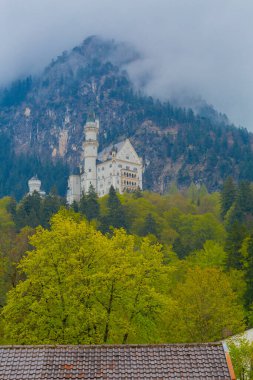Dünyaca ünlü Neuschwanstein Kalesi 'nin güzel manzarası, 19. yüzyıl Romanesk Diriliş Sarayı Kral II. Ludwig için Almanya' nın güneybatı Bavyera, Fussen yakınlarındaki engebeli bir uçuruma inşa edildi..