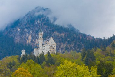Dünyaca ünlü Neuschwanstein Kalesi 'nin güzel manzarası, 19. yüzyıl Romanesk Diriliş Sarayı Kral II. Ludwig için Almanya' nın güneybatı Bavyera, Fussen yakınlarındaki engebeli bir uçuruma inşa edildi..